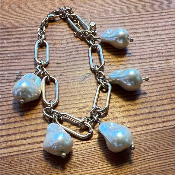 Jewelry - Elegant Gold and Pearl Women's Charm Bracelet